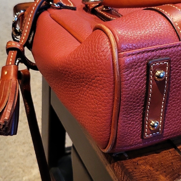 Dooney& Bourke 12.5×8 ×5 gorgeous deep orange color. Handle and shoulder strap - Picture 10 of 11